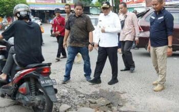 Wali Kota Padang, Hendri Septa Tinjau Kondisi Jalan Kesatria Tarandam