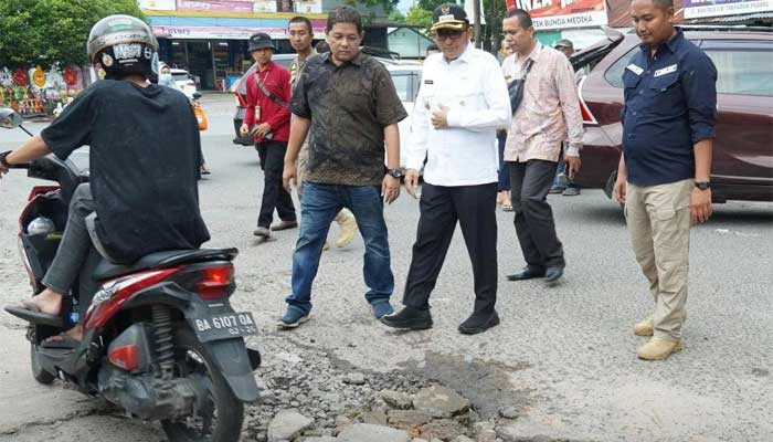 Tinjau Tarandam, Wali Kota Padang Berjanji Segera Perbaiki Jalan Dan Drainase