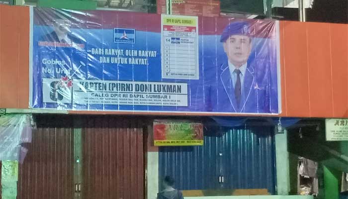 Caleg Dpr Ri, Doni Lukman Turunkan Baliho Sendiri Di Kota Padang