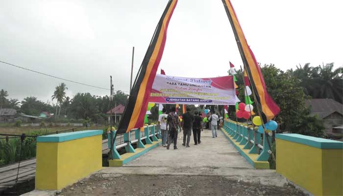Masyarakat Kampung Ii Mahakarya Bangun Jembatan Batang Ampu Secara Swadaya