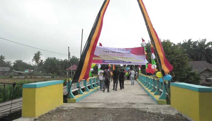Masyarakat Kampung II Mahakarya Bangun Jembatan Batang Ampu secara Swadaya