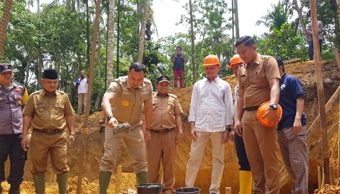 Bupati Sijunjung Letakkan batu pertama pembangunan tower bts di Nagari Paru