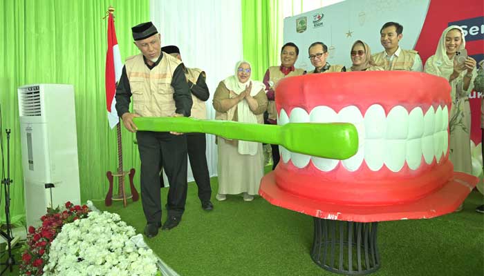 FKG bersama RSGM Unand Edukasi Kesehatan Gigi dan Mulut Ribuan Santri di Senyum Sehat Ramadhan 1 Gubernur Sumbar, Mahyeldi buka iven Senyum Sehat Ramadhan yang diadakan FKG bersama RSGM Unand, bekerjasama dengan Unilever