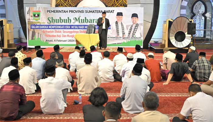 Gubernur Mahyeldi berikan tausiyah saat Subuh Mubarakah di Masjid Raya Sumbar