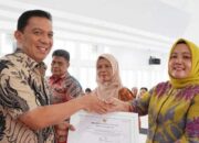Penjabat (Pj) Wali Kota, Sonny Budaya Putra, Serahkan Piagam Penghargaan Kepada Lima Instansi Terbaik Di Lingkungan Pemerintah Kota Padang Panjang