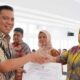 Penjabat (Pj) Wali Kota, Sonny Budaya Putra, serahkan piagam penghargaan kepada lima instansi terbaik di lingkungan Pemerintah Kota Padang Panjang