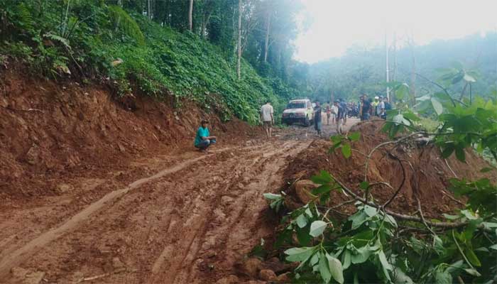 Sempat Putus Total, Jalan Simpang Empat-Talu Sudah Bisa Dilalui