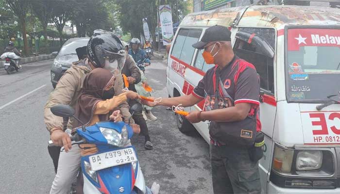 Gunung Marapi Kembali Erupsi, BPBD Kesbangpol Padang Panjang Bagikan Masker kepada Warga