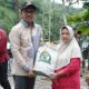 Bupati Solok Selatan serahkan beras bantuan kepada Warga Koto Parik Gadang Diateh