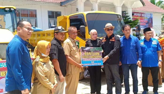 Bupati Solok Serahkan Bantuan Alat Berat Hingga Kompor Gas bagi korban banjir dan longsor di Pesisir Selatan
