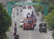 Damkar Padang Panjang Bersihkan Jalan Protokol