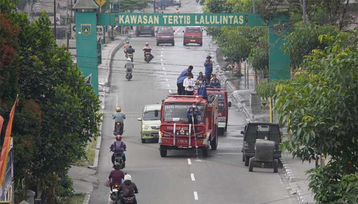Damkar Padang Panjang Bersihkan Jalan Protokol