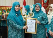 Ketua Tp-Pkk Kabupaten Solok Selatan, Ny. Hj. Erniati Khairunas Terima Penghargaan Harapan Ii Penilaian Dasawiswa Berprestasi Tingkat Provinsi Sumatera Barat
