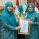 Ketua TP-PKK Kabupaten Solok Selatan, Ny. Hj. Erniati Khairunas terima penghargaan Harapan II penilaian Dasawiswa berprestasi Tingkat Provinsi Sumatera Barat