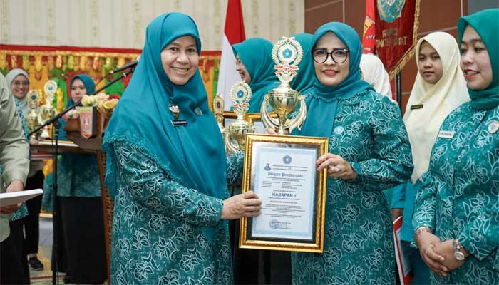 Ketua TP-PKK Kabupaten Solok Selatan, Ny. Hj. Erniati Khairunas terima penghargaan Harapan II penilaian Dasawiswa berprestasi Tingkat Provinsi Sumatera Barat