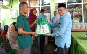 Kepala Kantor Kementerian Agama (Kemenag) Kota Sawahlunto, Dedi Wandra Serahkan Paket Sembako Kepada Masyarakat Penerima Manfaat