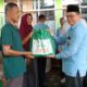 Kepala Kantor Kementerian Agama (Kemenag) Kota Sawahlunto, Dedi Wandra Serahkan Paket Sembako Kepada Masyarakat Penerima Manfaat
