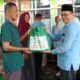 Kepala Kantor Kementerian Agama (Kemenag) Kota Sawahlunto, Dedi Wandra serahkan paket sembako kepada masyarakat penerima manfaat