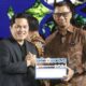 Menteri BUMN, Erick Thohir serahkan penghargaan Best CEO of Communications kepada Direktur Utama PLN, Darmawan Prasodjo