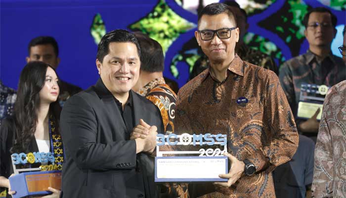 Menteri Bumn, Erick Thohir Serahkan Penghargaan Best Ceo Of Communications Kepada Direktur Utama Pln, Darmawan Prasodjo