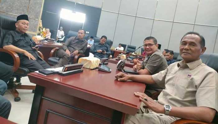 Diskusi Anggota Dprd Kota Padang Di Sela-Sela Skorsing Rapat Paripurna