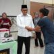 Bupati Capt. H. Epyardi Asda Dt Sutan Majo Lelo saat penyerahan sejumlah bantuan alat usaha bagi Pelaku UMKM dan IKM di Kabupaten Solok