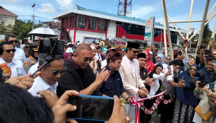 Menteri BUMN Erik Thohir Launching Stasiun Lambuang, Pusat Kuliner Terbesar di Sumatera Barat 1 Erik Thohir gunting pita peresmian Stasiun Lambuang didampingi walikota Bukittinggi, Ketua DPRD Bukittinggi, dan Andre Rosiade