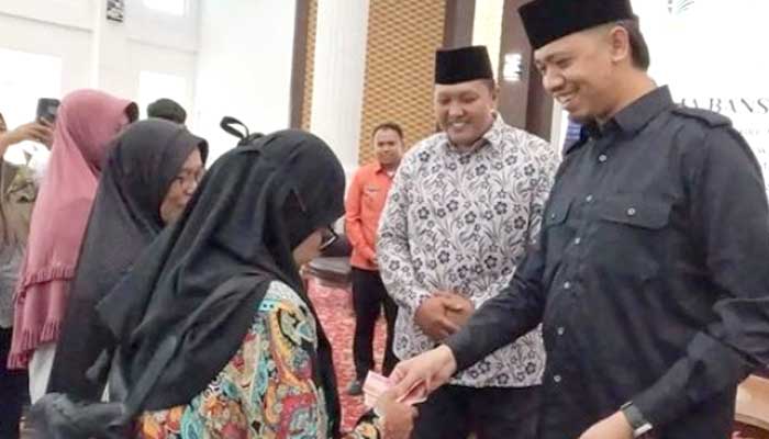 Wali Kota Bukittinggi, Erman Safar serahkan Bansos Sembako dan PKH Triwulan I kepada KPM.