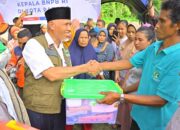Gubernur Sumbar Bagikan Bantuan Makanan bagi Korban Banjir di Dua Daerah Ini