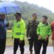 Bupati Pasbar, Hamsuardi bersama Kapolres, AKBP Agung Tribawanto, turun langsung meninjau jalan terban di Jorong Limpato, Nagari Kajai, Kecamatan Talamau