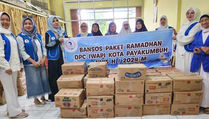 IWAPI Kota Payakumbuh Salurkan Puluhan Paket Sembako