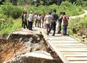 Bupati Pasaman Barat Tinjau Jembatan Rura Patontang Yang Putus Diterjang Banjir