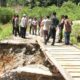 Bupati Pasaman Barat tinjau jembatan Rura Patontang yang putus diterjang banjir