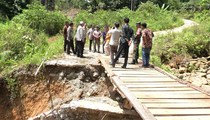 Bupati Pasaman Barat Tinjau Jembatan Rura Patontang Yang Putus Diterjang Banjir