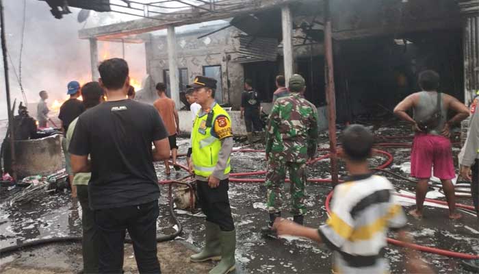 Kebakaran Penyulingan Minyak di Babat Toman, Kabupaten Musi Banyuasin