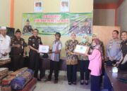 Kejati Sumbar dan Kejari Pasbar Serahkan Bantuan Bencana Alam di Bancah Kariang Kinali