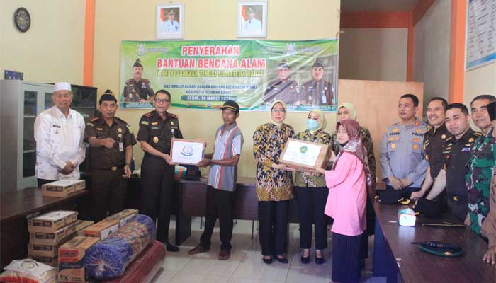 Kejati Sumbar dan Kejari Pasbar Serahkan Bantuan Bencana Alam di Bancah Kariang Kinali