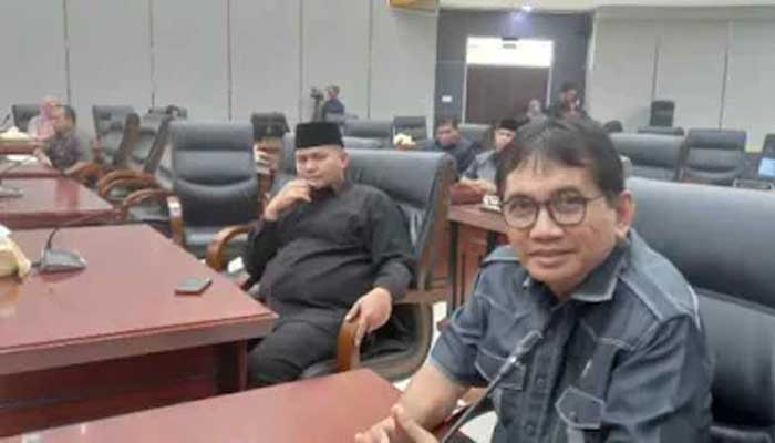 Ketua Fraksi Partai Gerindra Mastilizal Aye bersama Donal Ardi (Gerindra)