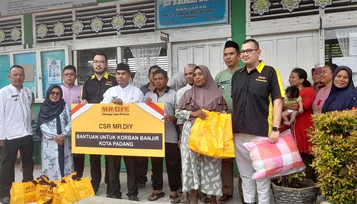Mr Diy Salurkan Bantuan Kepada 110 Keluarga Korban Banjir Di Banuaran Kota Padang