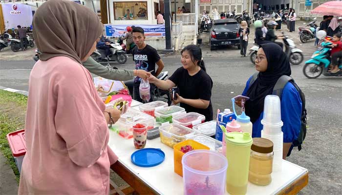 Mahasiswi ISI Padang Panjang jualan minuman