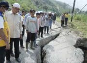 Gubernur Sumbar, Mahyeldi, Tinjau Kerusakan Jalan Nasional Di Aie Dingin, Alahan Panjang, Kabupaten Solok