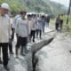 Gubernur Sumbar, Mahyeldi, tinjau Kerusakan Jalan Nasional di Aie Dingin, Alahan Panjang, Kabupaten Solok