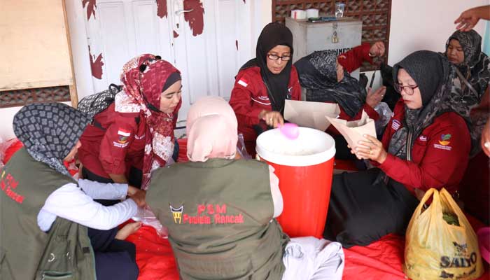 Wanita Ini Tetap Setia Mengabdi di Tengah Bencana Pesisir Selatan