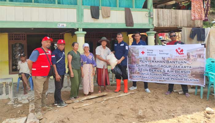 PMI Salurkan 3 Ton Beras dan Sembako bagi Korban Banjir dan Longsor di Pesisir Selatan