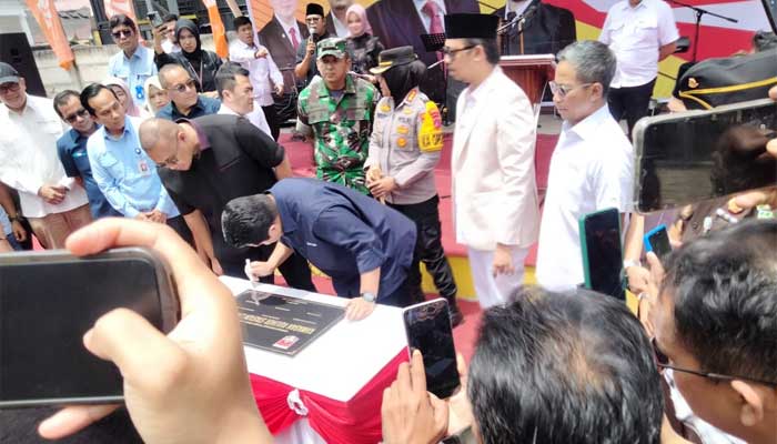 Penandatanganan prasasti oleh Erik Thohir, Erman Safar, dan Andre Rosiade.