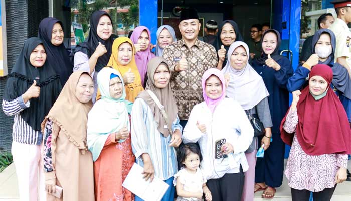 Bantu Umak Cair, Pj Bupati Muba Buat Emak-emak Sumringah di Bulan Puasa