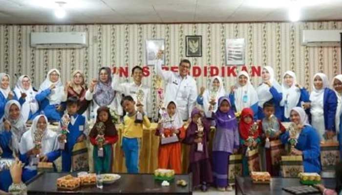 Penyerahan Hadiah Lomba Mengisi Pola Dengan Kertas Tingkat Provinsi Sumatera Barat