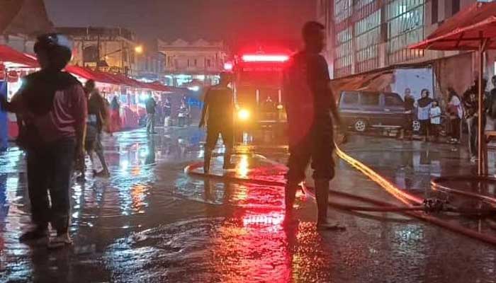 Petugas Damkar Padang Panjang Lakukan Penyemprotan Abu Vulkanik