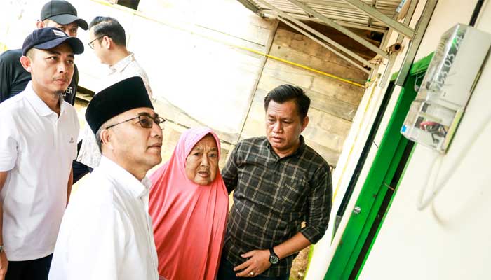 Pj Bupati Muba Pasang Listrik PLN, Rumah Nenek Suhartini Kini Terang Benderang