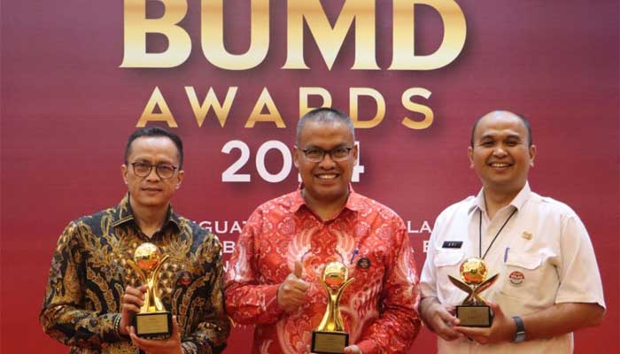 RSAM Bukittinggi Raih Top BUMD Bintang Empat, Gubernur Sumbar Ketiban Penghargaan